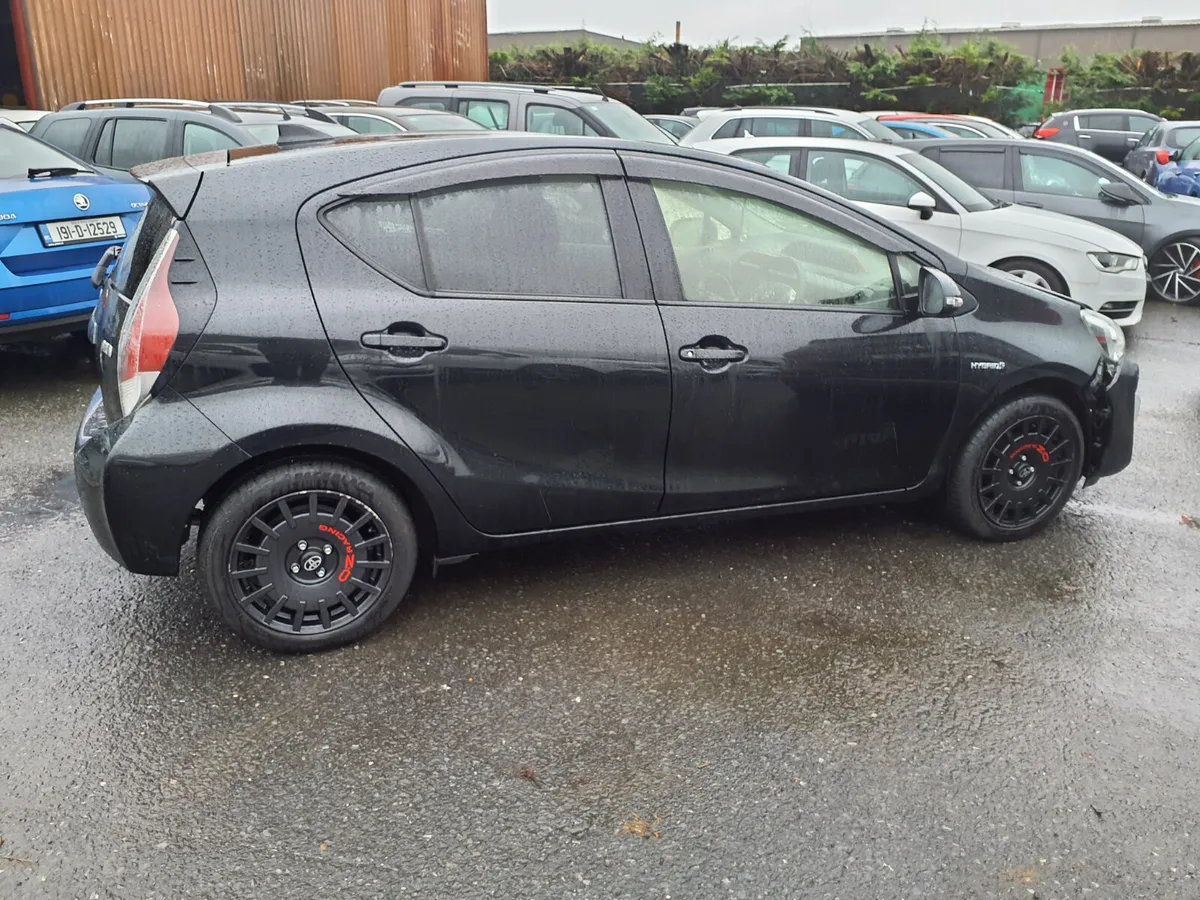 Toyota Aqua  hybrid light front damage Driving - Image 2