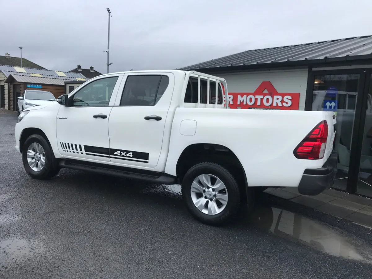 202 TOYOTA HILUX  DOUBLE CAB TURBO DIESEL MANUAL - Image 3