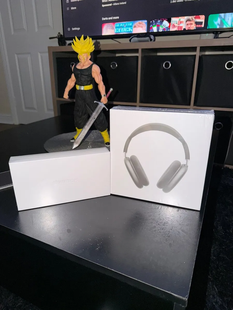 Apple AirPods Max Apple Watch