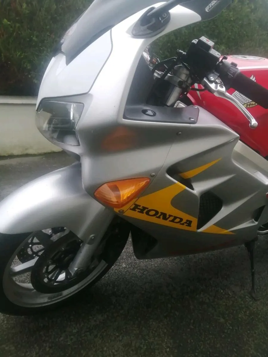Honda  vfr800 anniversary model - Image 3