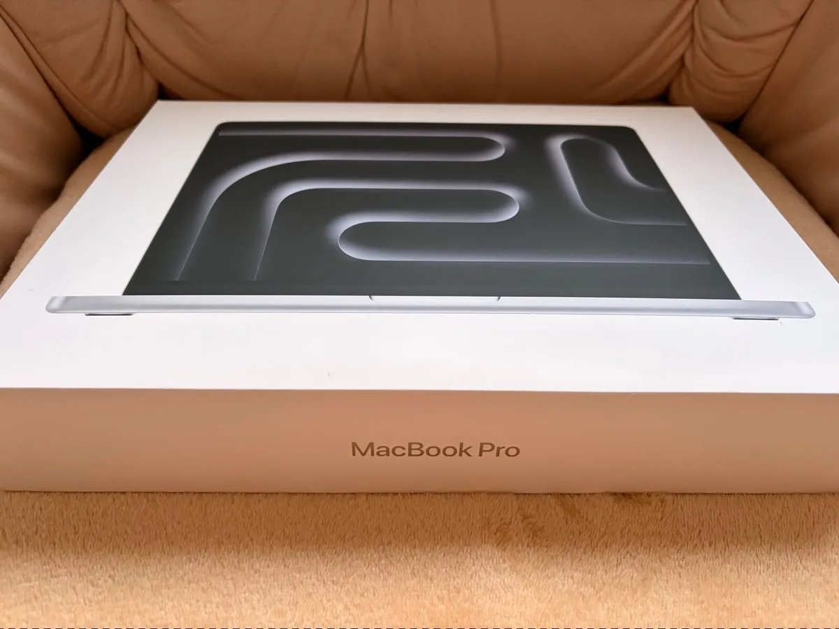MacBook Pro M5 (2025) - Image 1