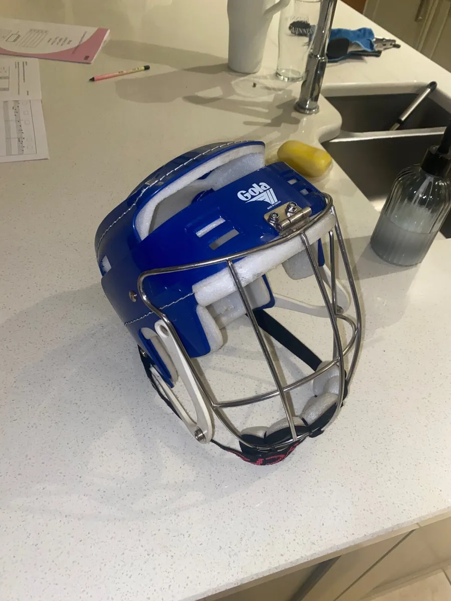 Hurling helmet - Image 1