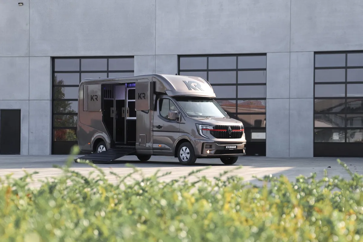 New Model Renault Master 5 Seater - Image 3