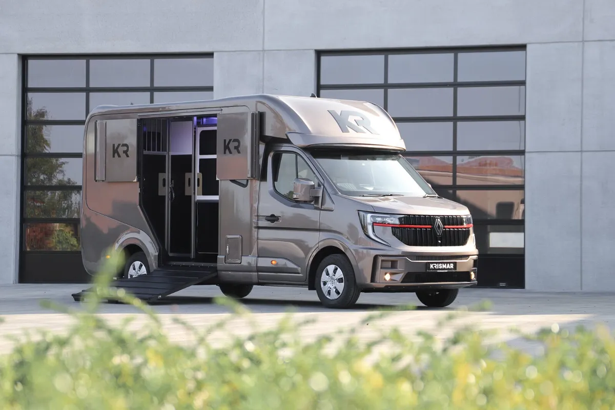 New Model Renault Master 5 Seater - Image 4