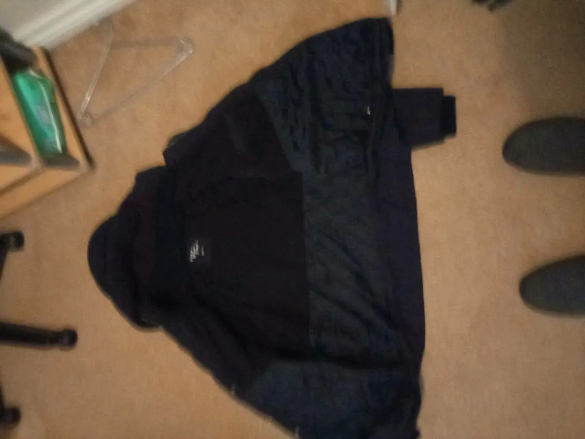 MANS. XL  WINTER  COAT. AND. THERMAL.   HAT. - Image 3