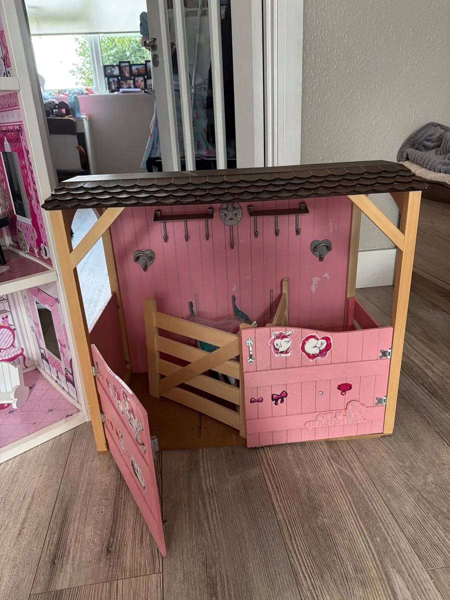 Dolls house, horse stable and toys for FREE - Image 2