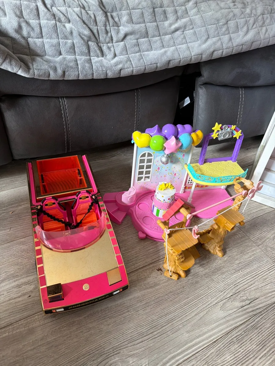 Dolls house, horse stable and toys for FREE - Image 3