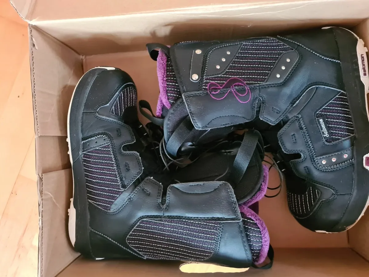 Snow boarding boots - Image 1