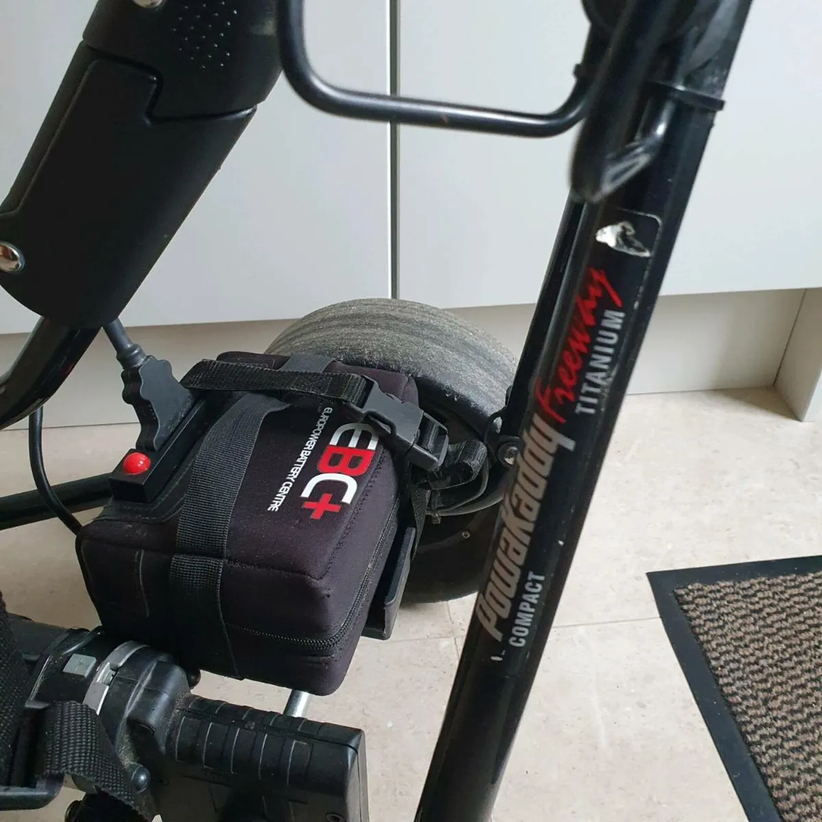 Powakaddy Freeway trolley with lithium battery - Image 4