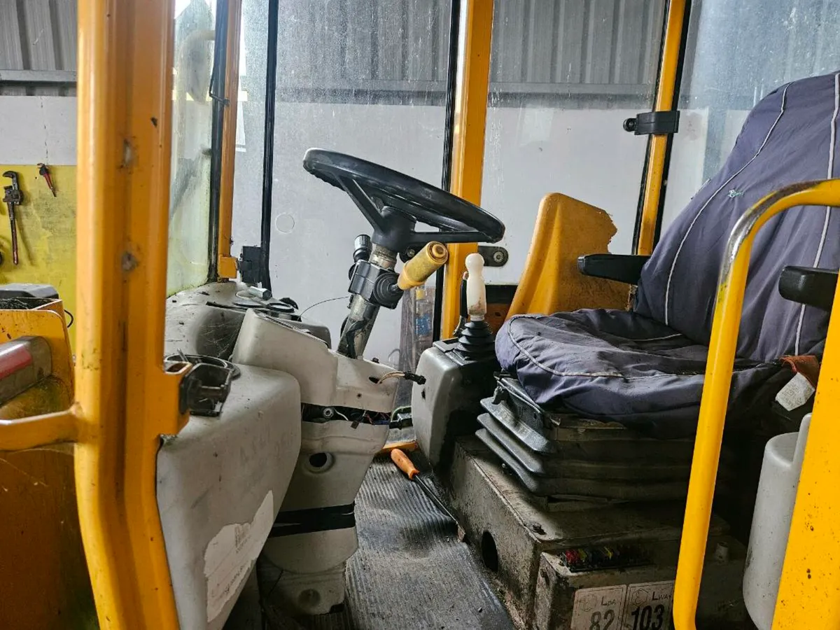 Hyundai loader - Image 4