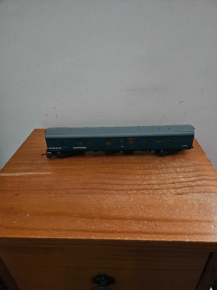 Hornby OO Gauge Guards Van - Image 2