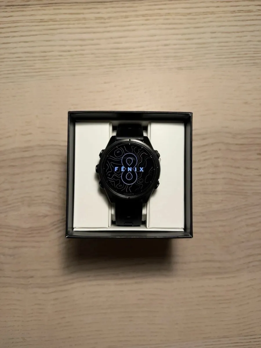 Fenix 8 - 43 mm AMOLED Sapphire - Black/Carbon - Image 1