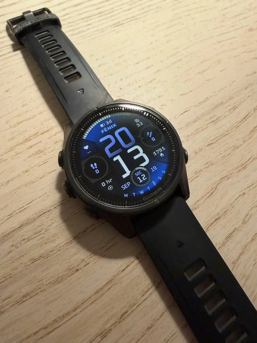 Fenix 8 - 43 mm AMOLED Sapphire - Black/Carbon - Image 2