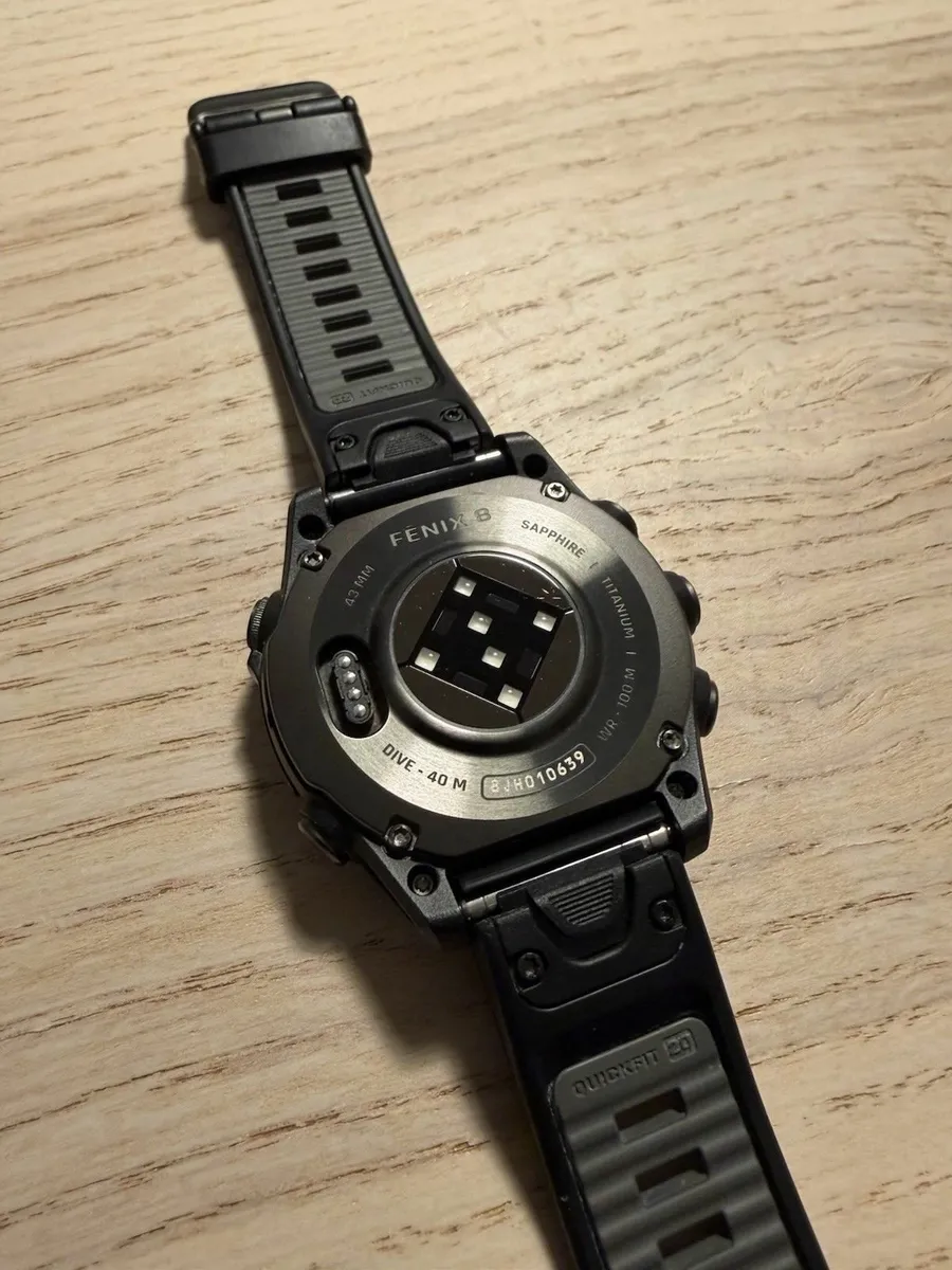 Fenix 8 - 43 mm AMOLED Sapphire - Black/Carbon - Image 3