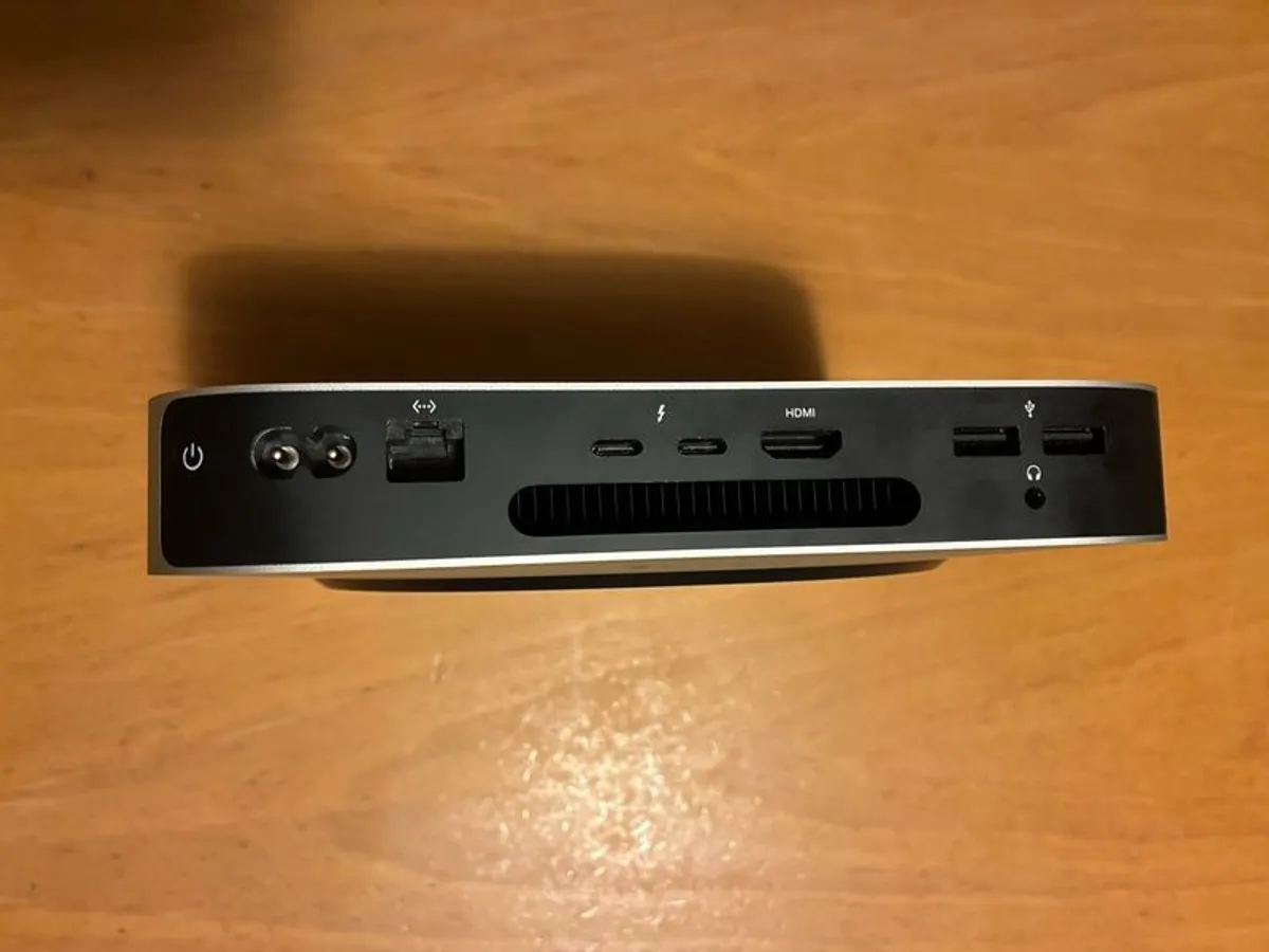 M2 Mac mini, 16gb memory, 256gb Storage. Comes with, keyboard, mouse & Monitor. - Image 4