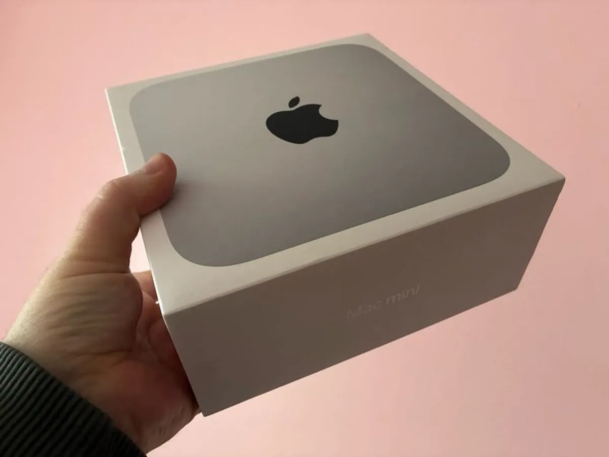 M2 Mac mini, 16gb memory, 256gb Storage. Comes with, keyboard, mouse & Monitor. - Image 1