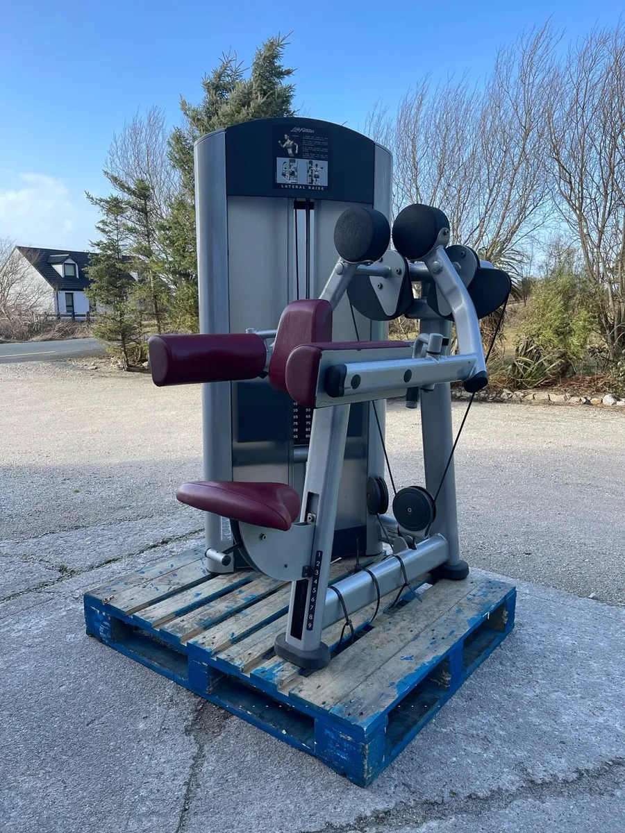 Life Fitness Signature Lateral Raise - Image 1