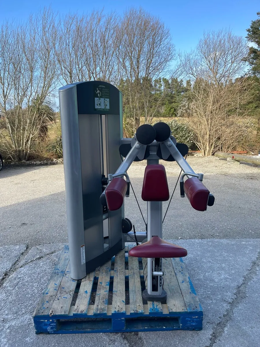 Life Fitness Signature Lateral Raise - Image 2