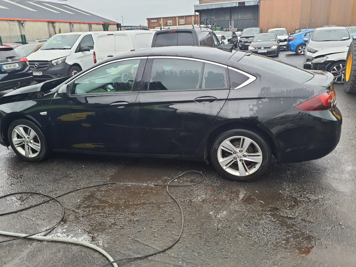 Opel insignia 1.6 SRI ONLY 108,000 KM - Image 3