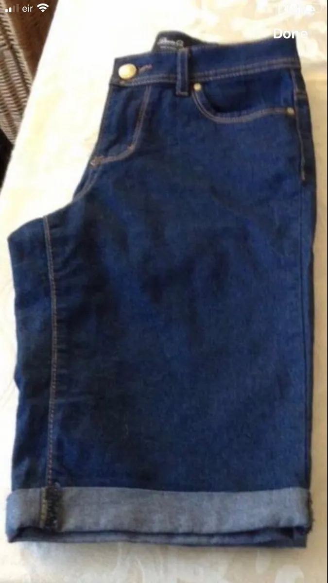 Ladies shorts size 6 €3 - Image 1