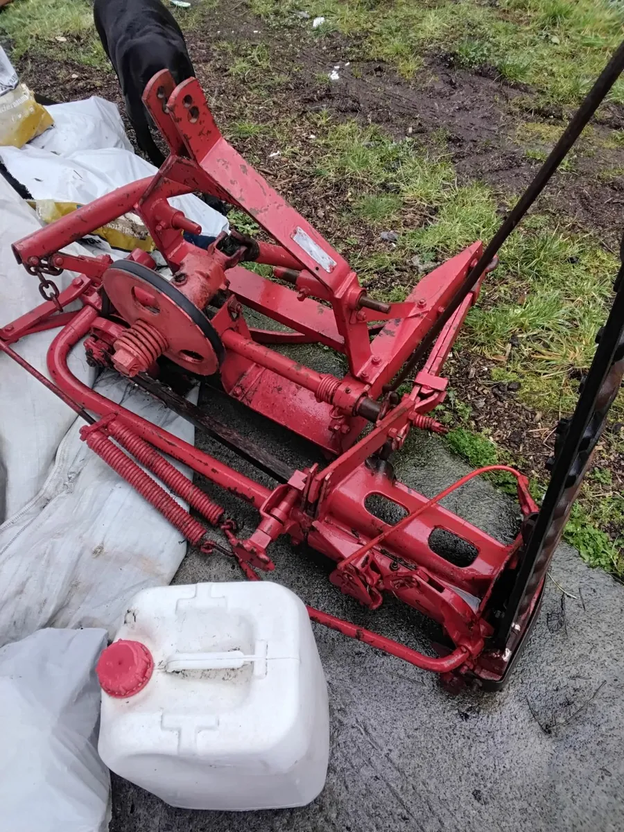 B23 International finger bar mowers - Image 1