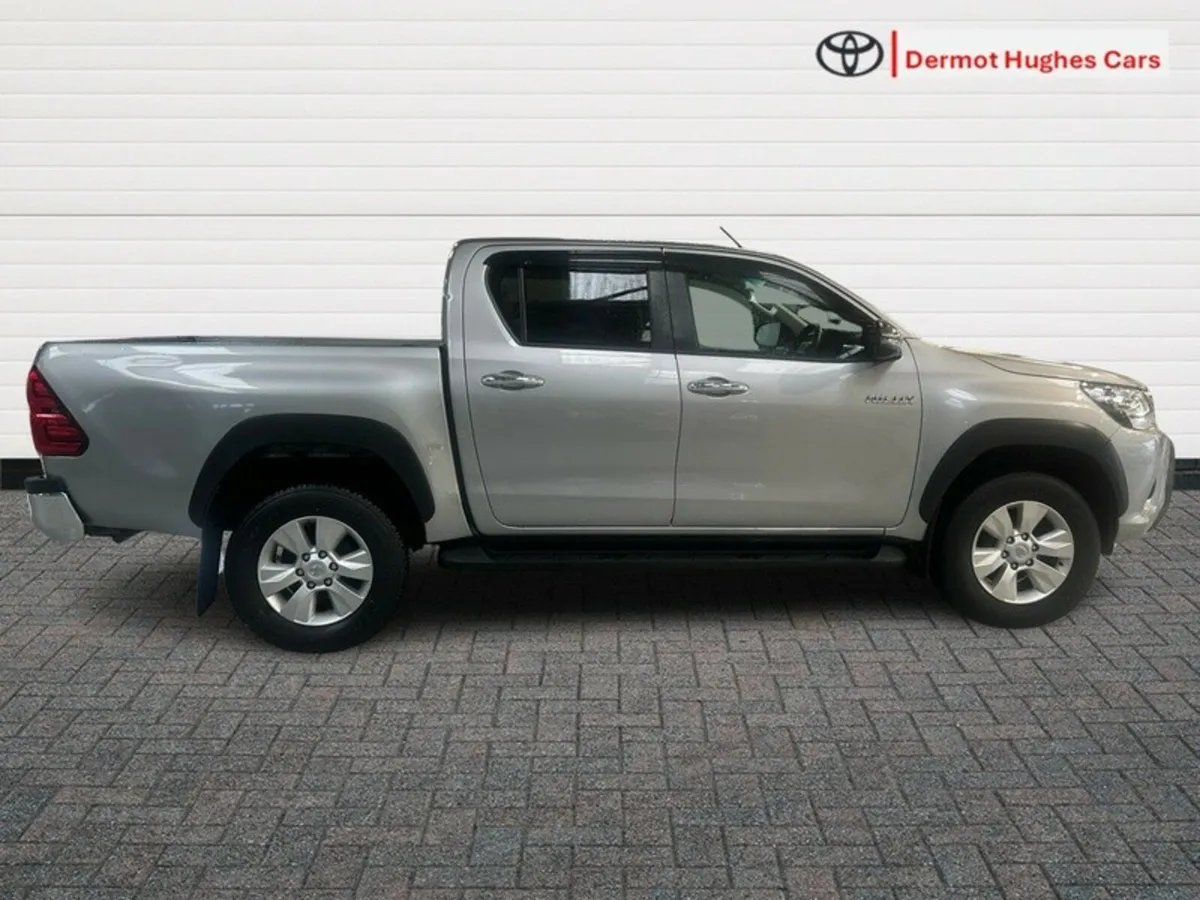Toyota Hilux DOUBLE CAB SR5 - Image 3