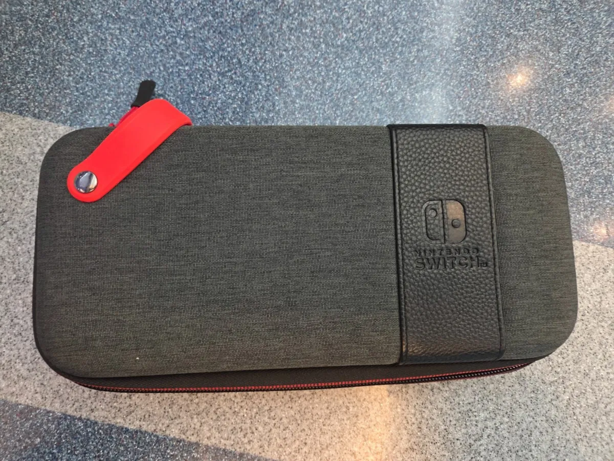 Switch Lite, official case and 1 switch game - Image 4