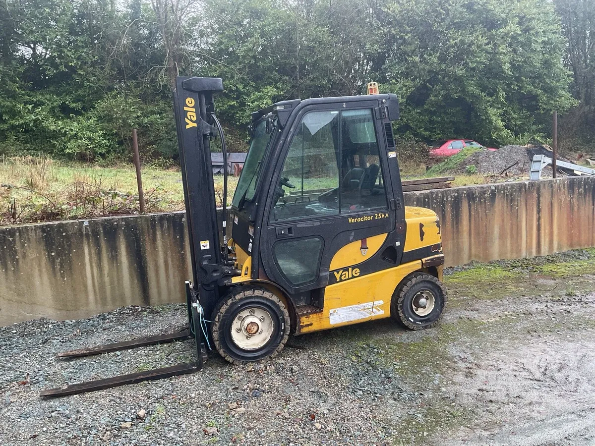 2017 Yale Forklift - Image 1