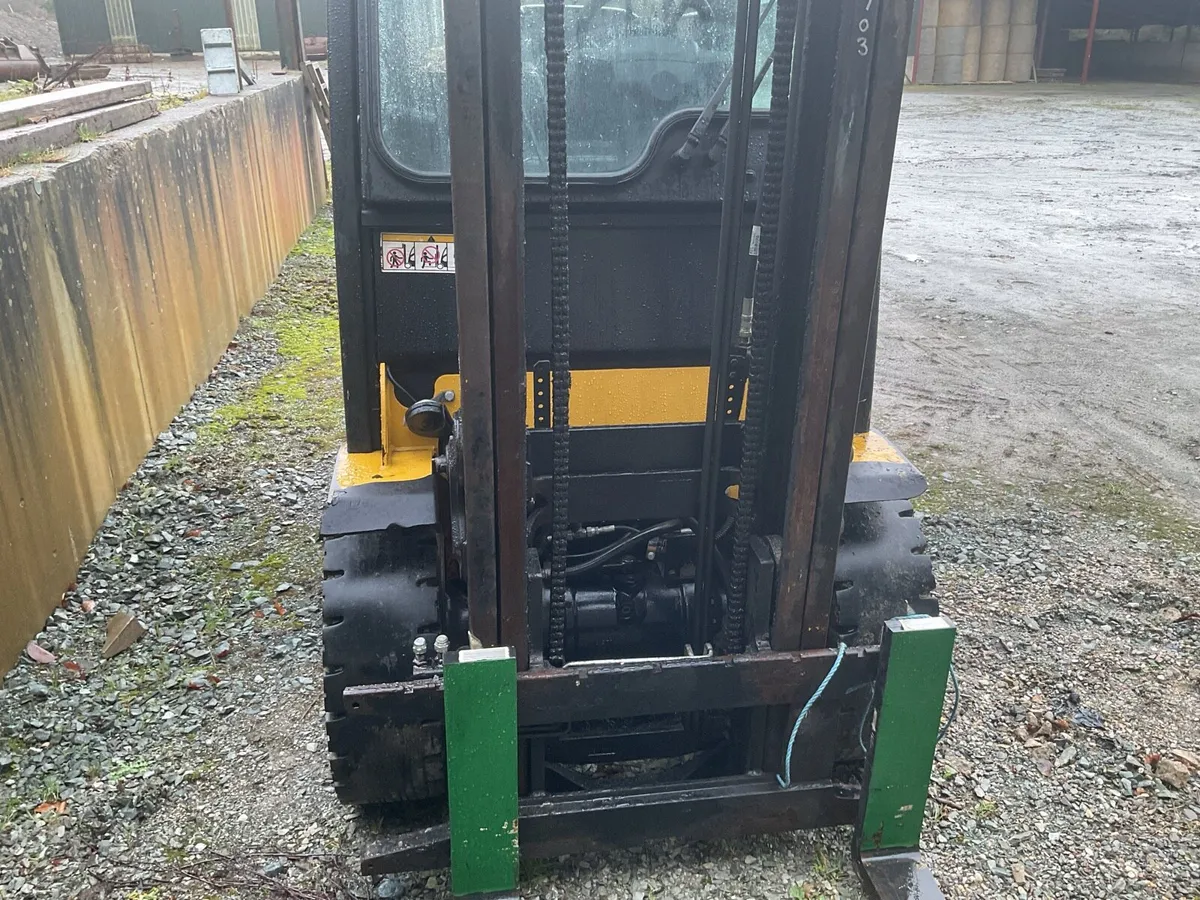 2017 Yale Forklift - Image 3