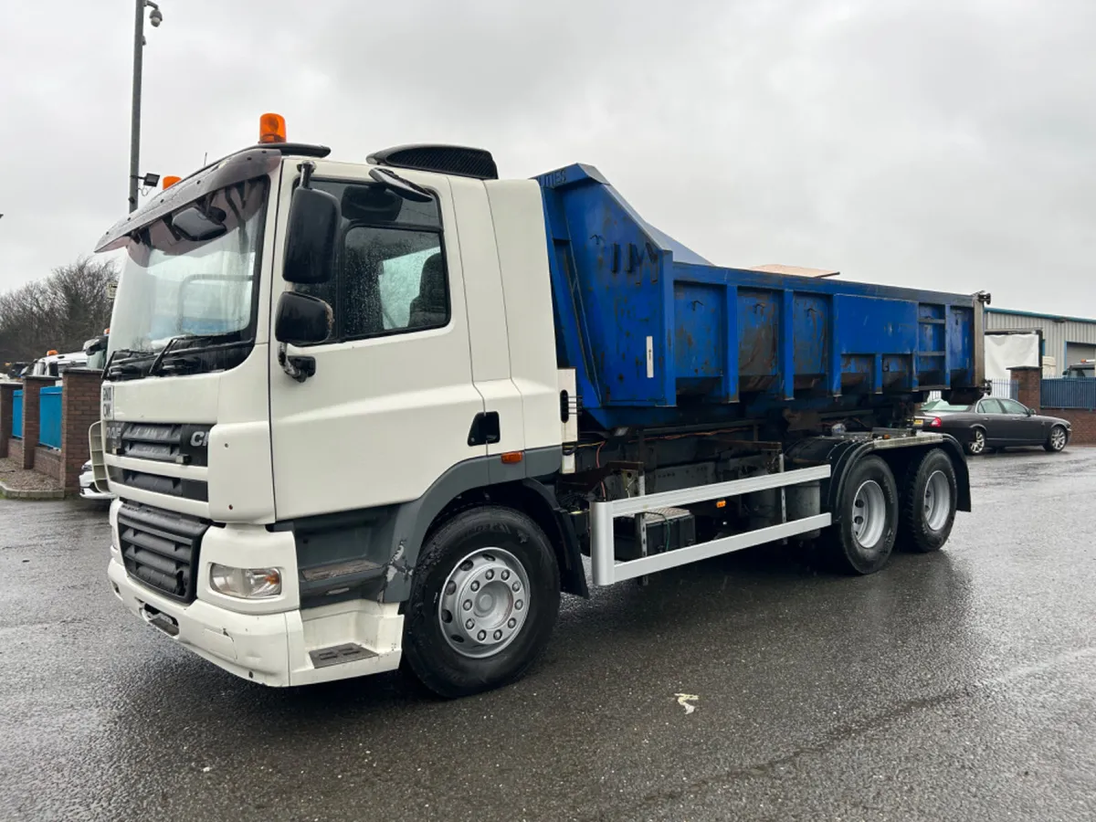 2010 Daf cf 85 410 6x2 hook loader with hitch - Image 1