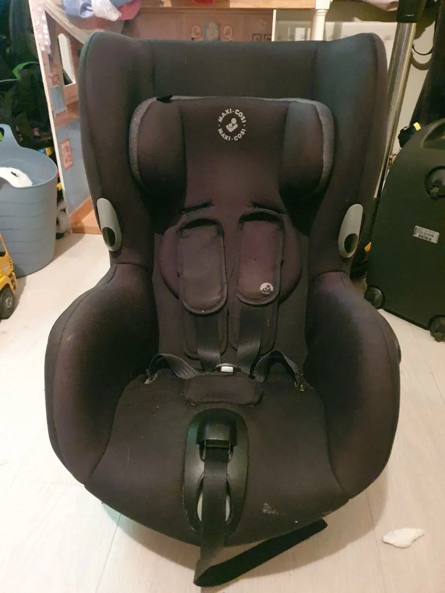 Maxi cosi swivel childs car seat - Image 1