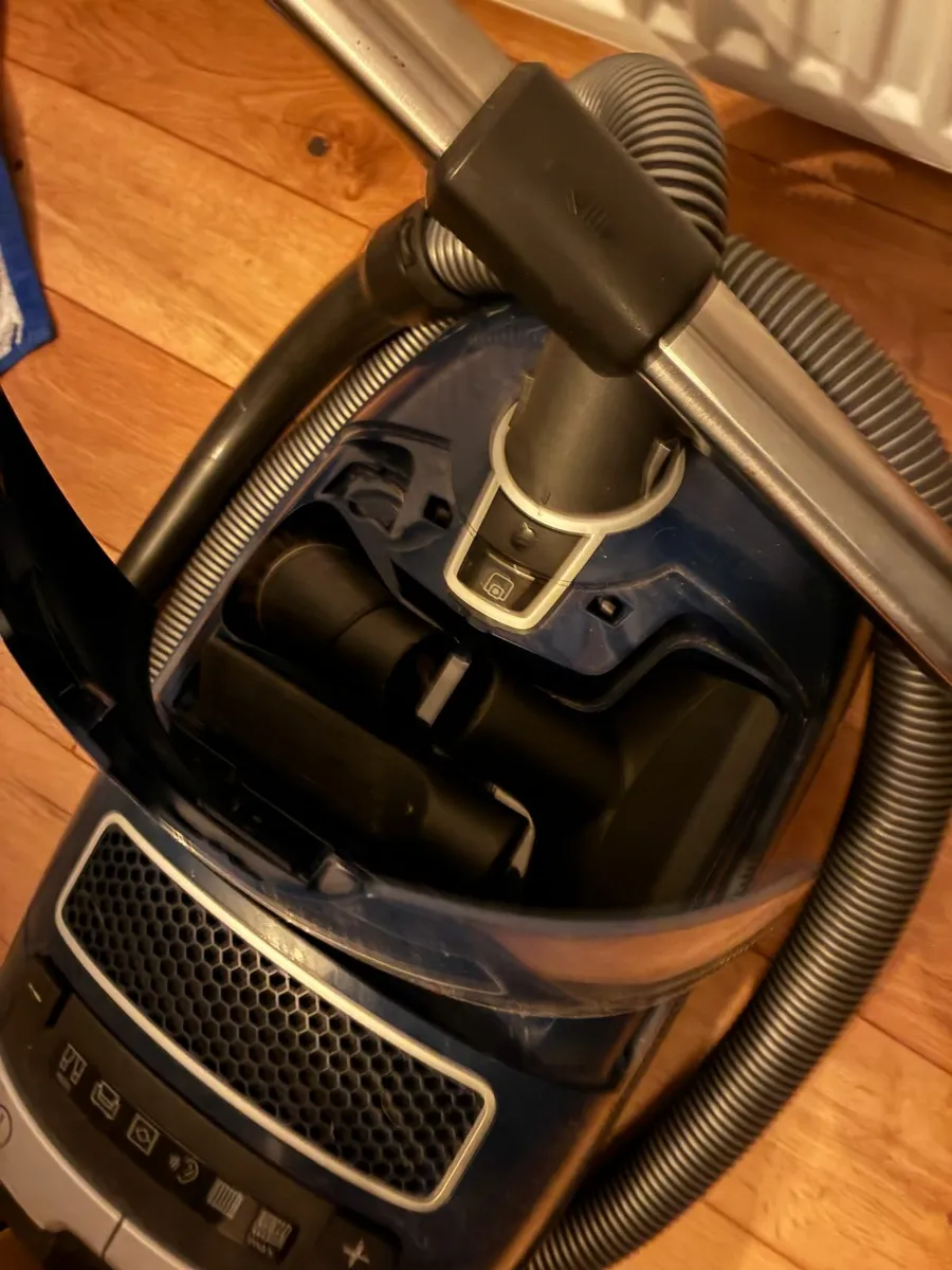 Miele Complete C3 Vacuum Cleaner - Image 2