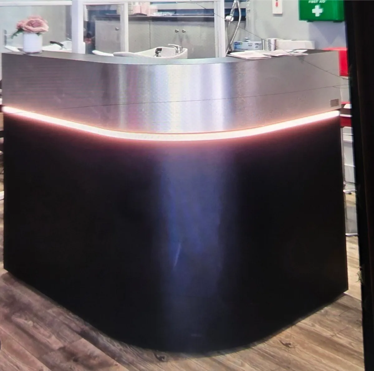 2x wash hand basins, 2 reception desk,2 mirrors. - Image 2