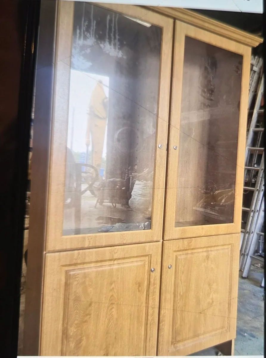 2x wash hand basins, 2 reception desk,2 mirrors. - Image 3