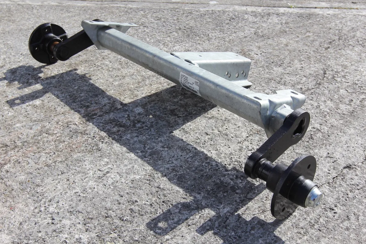 Al-ko 700kg trailer Axle and wheels - Image 3