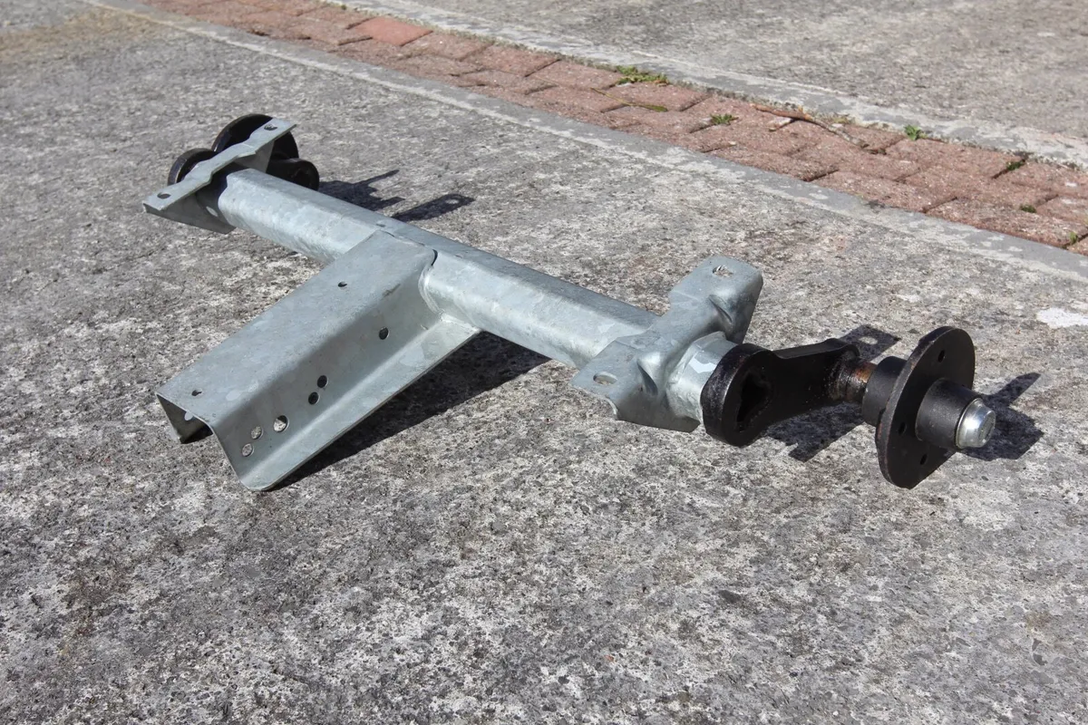 Al-ko 700kg trailer Axle and wheels - Image 4