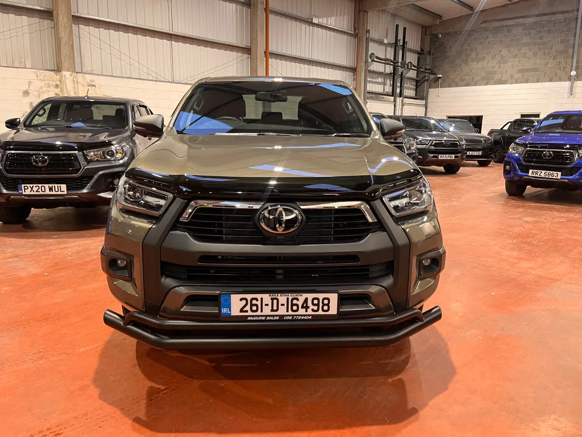 Toyota Hilux BRAND NEW InvincibleX 2.8 Auto - Image 3