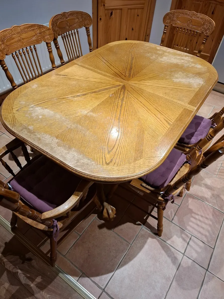 Table and chairs - Image 1