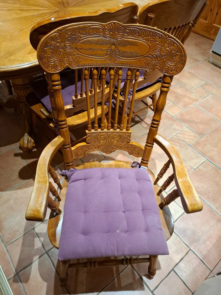 Table and chairs - Image 4