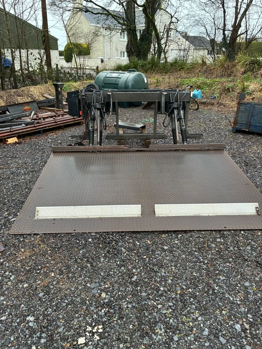 Tail lift for sale - Image 1