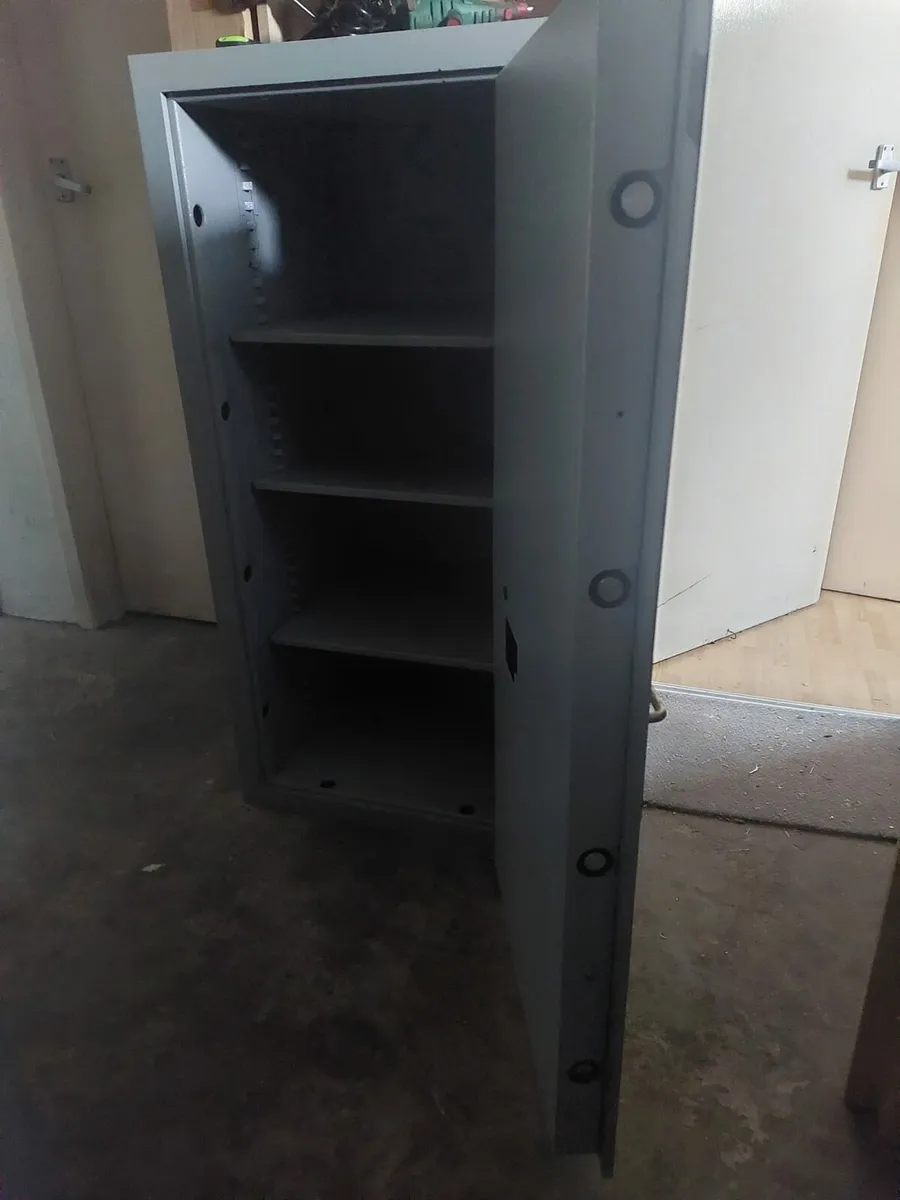 Large safe fire resiste - Image 3