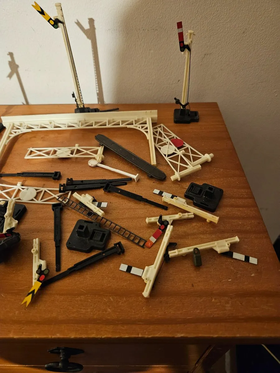 Hornby OO Gauge Accessories Signals - Image 4