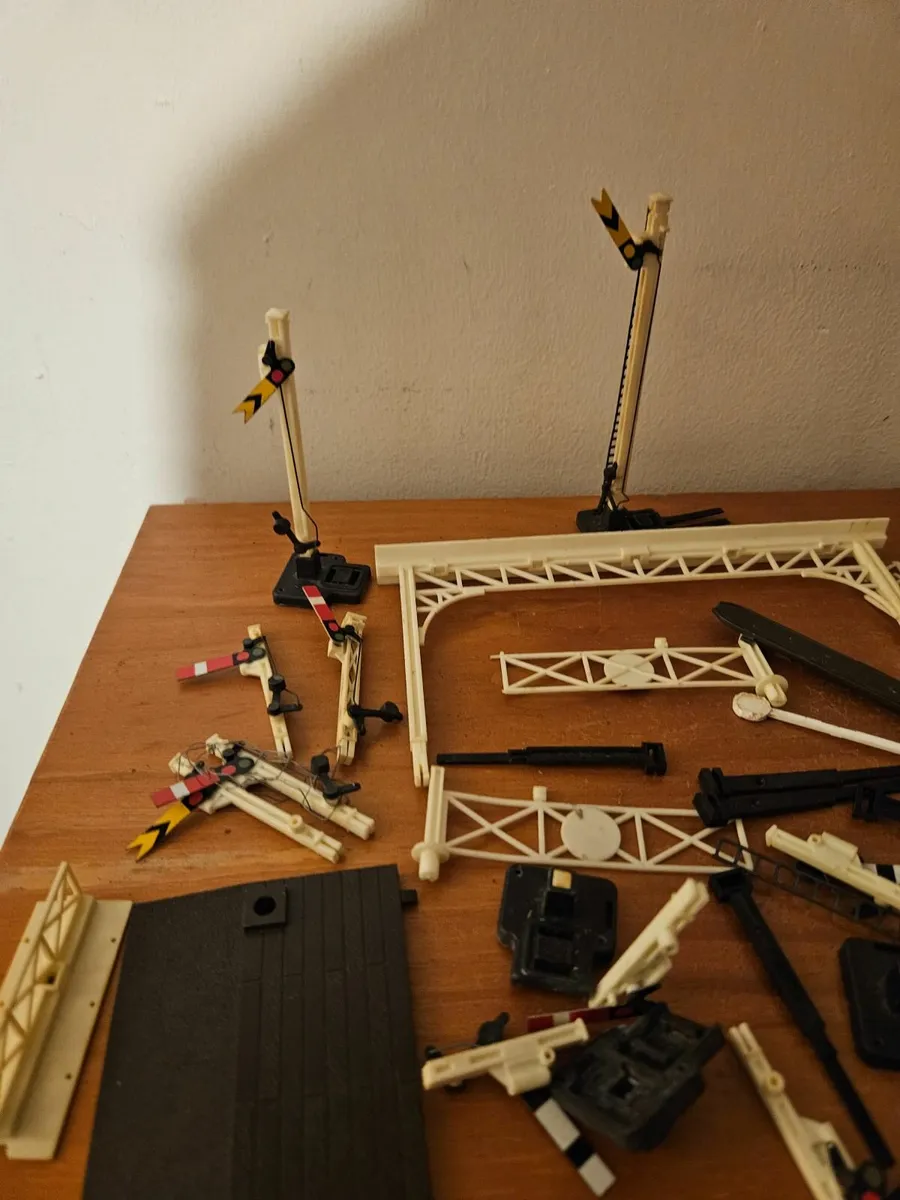 Hornby OO Gauge Accessories Signals - Image 2