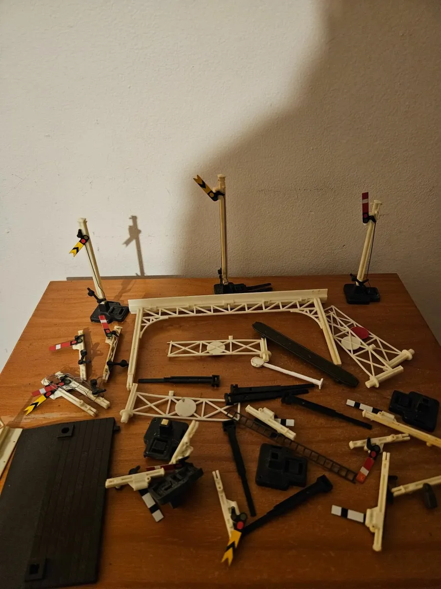Hornby OO Gauge Accessories Signals - Image 1