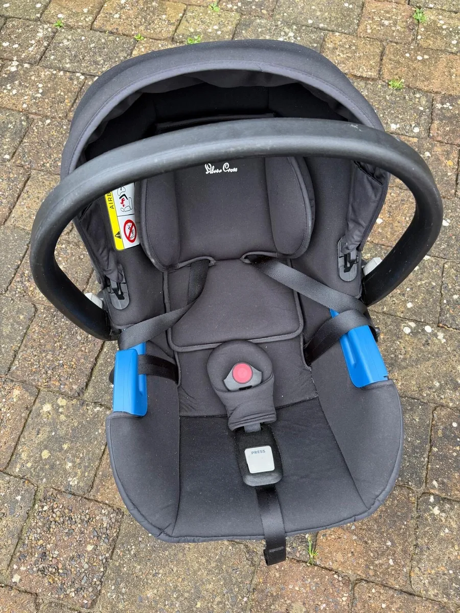 Silver cross car seat and isofix base - Image 1