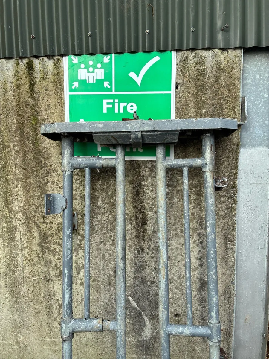 Cattle crush head gate - Image 1