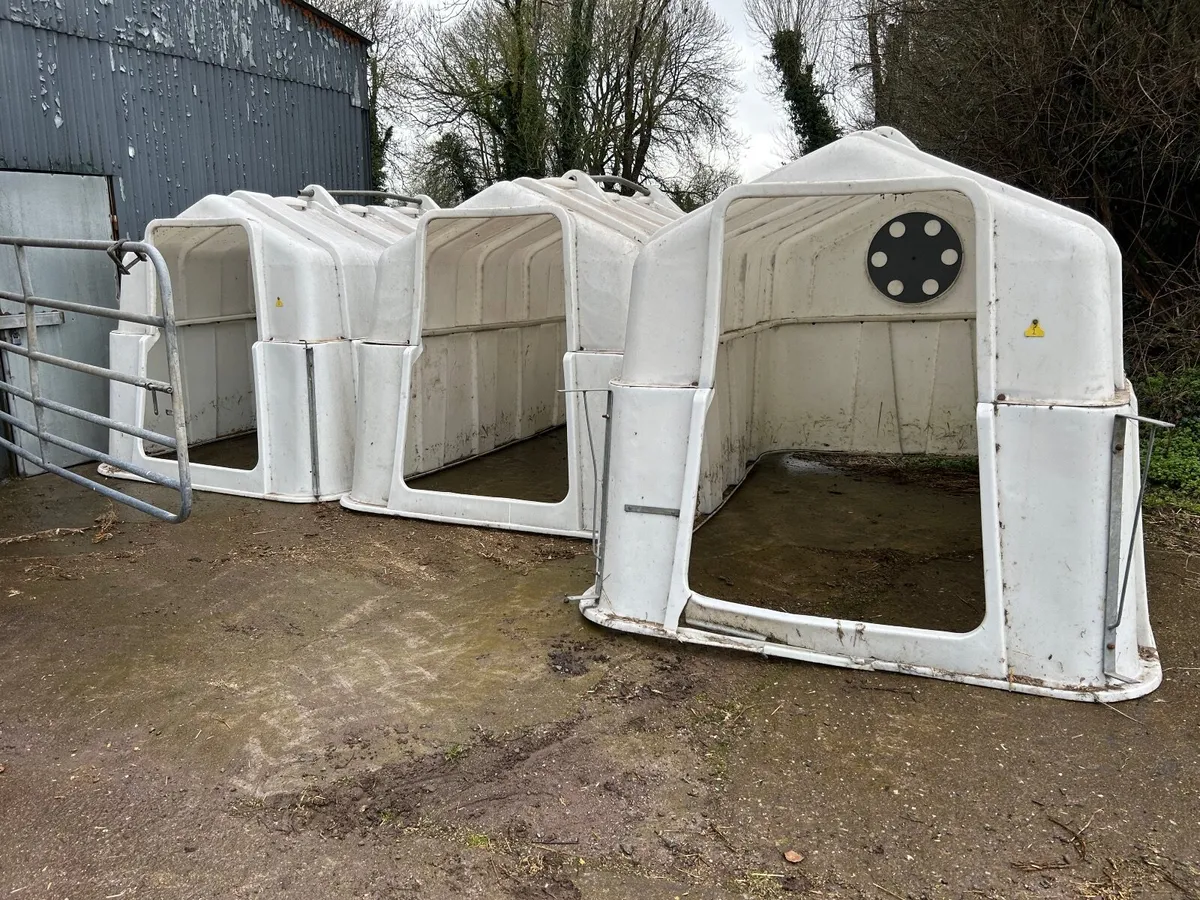 Calf hutch  7 in total, 5 with pens - Image 3