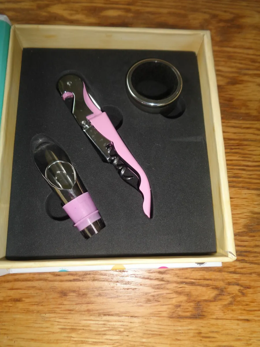 Wine Set in Presentation Set for Sale - Image 4