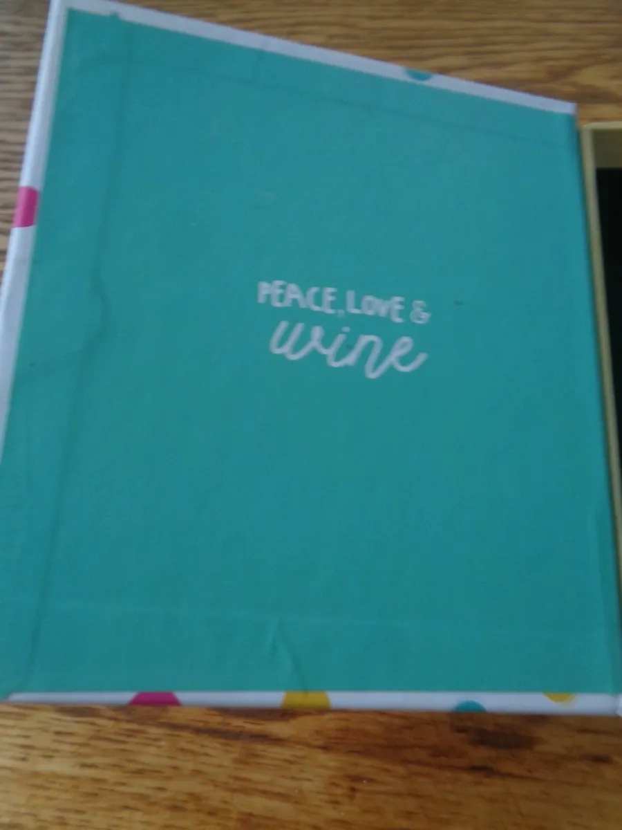 Wine Set in Presentation Set for Sale - Image 2