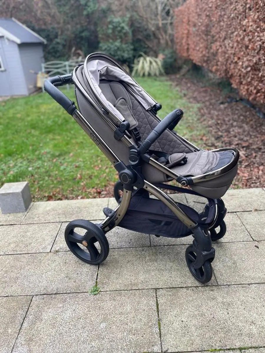 EGG 2 Stroller/Carrycot Bundle - Image 1